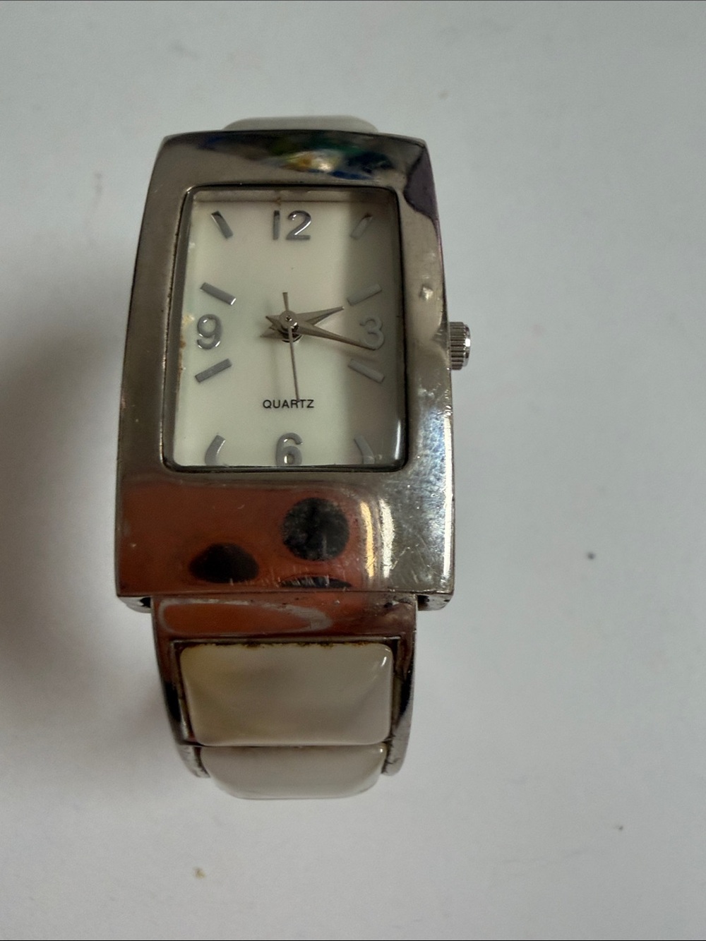 Source Unknown Silver Tone White Face Quartz Women's Bracelet Watch need battery